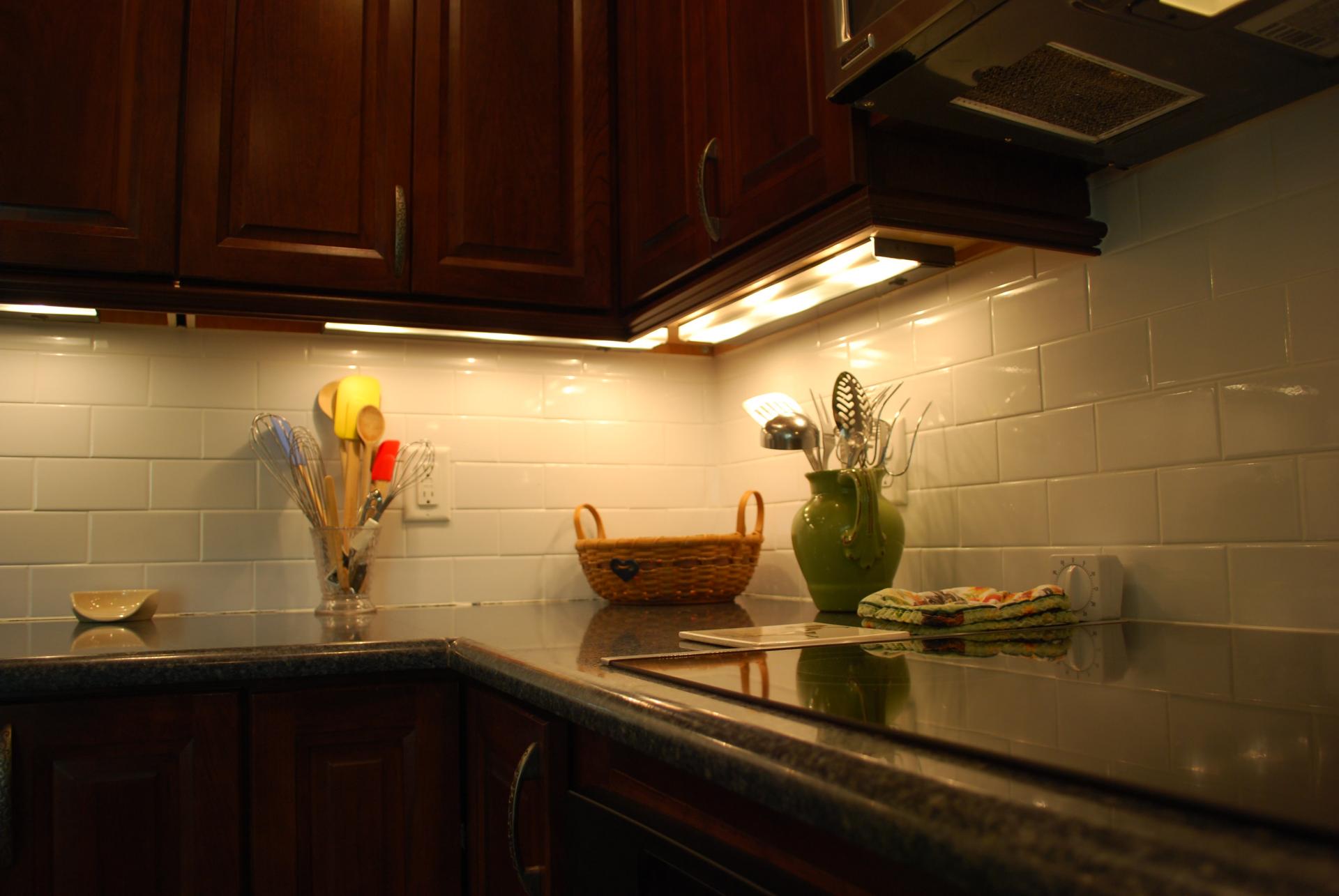 can you install light under kitchen cabinet